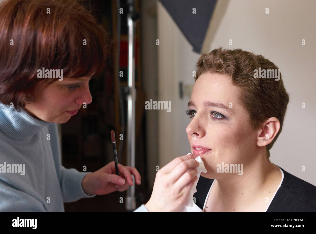 Ein Make-up-Artist und ein Modell Stockfoto