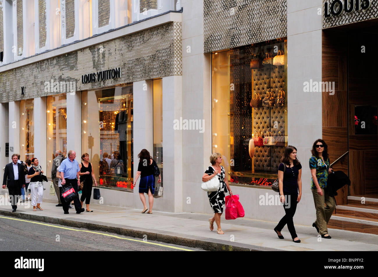 Käufer von Louis Vuitton Luxus-Güter-Shop in Bond Street, Mayfair, London, England, UK Stockfoto