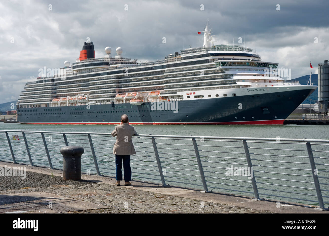 Ein Mann fotografiert Cunard Liner Queen Victoria, Belfast. Stockfoto
