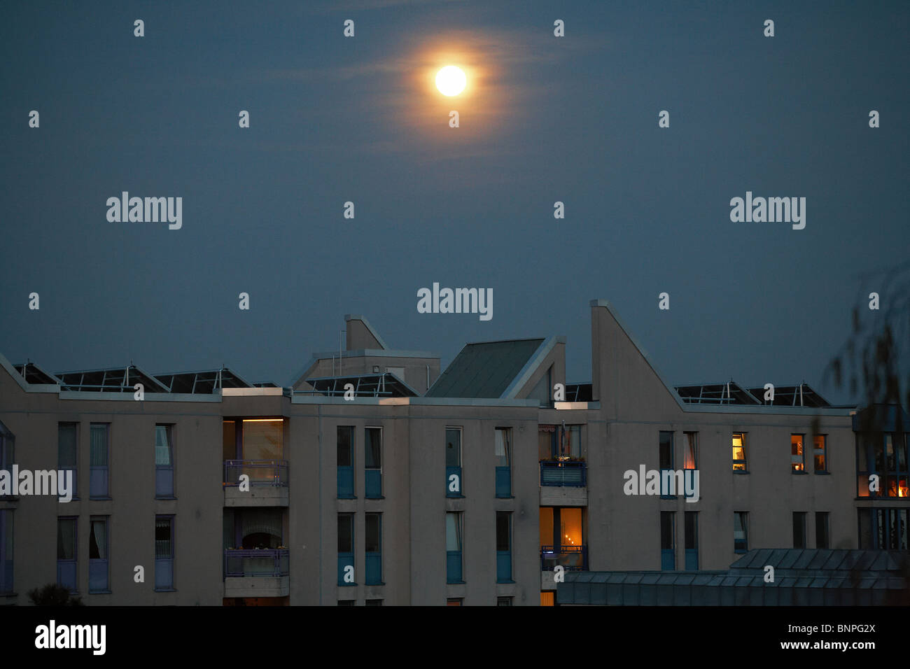 Der Mond in einem Mehrfamilienhaus in Tempelhof, Berlin, Deutschland Stockfoto