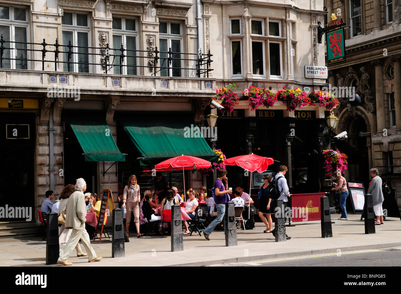 Das Red Lion Pub in Parlament Street, Whitehall, London, England, Vereinigtes Königreich Stockfoto