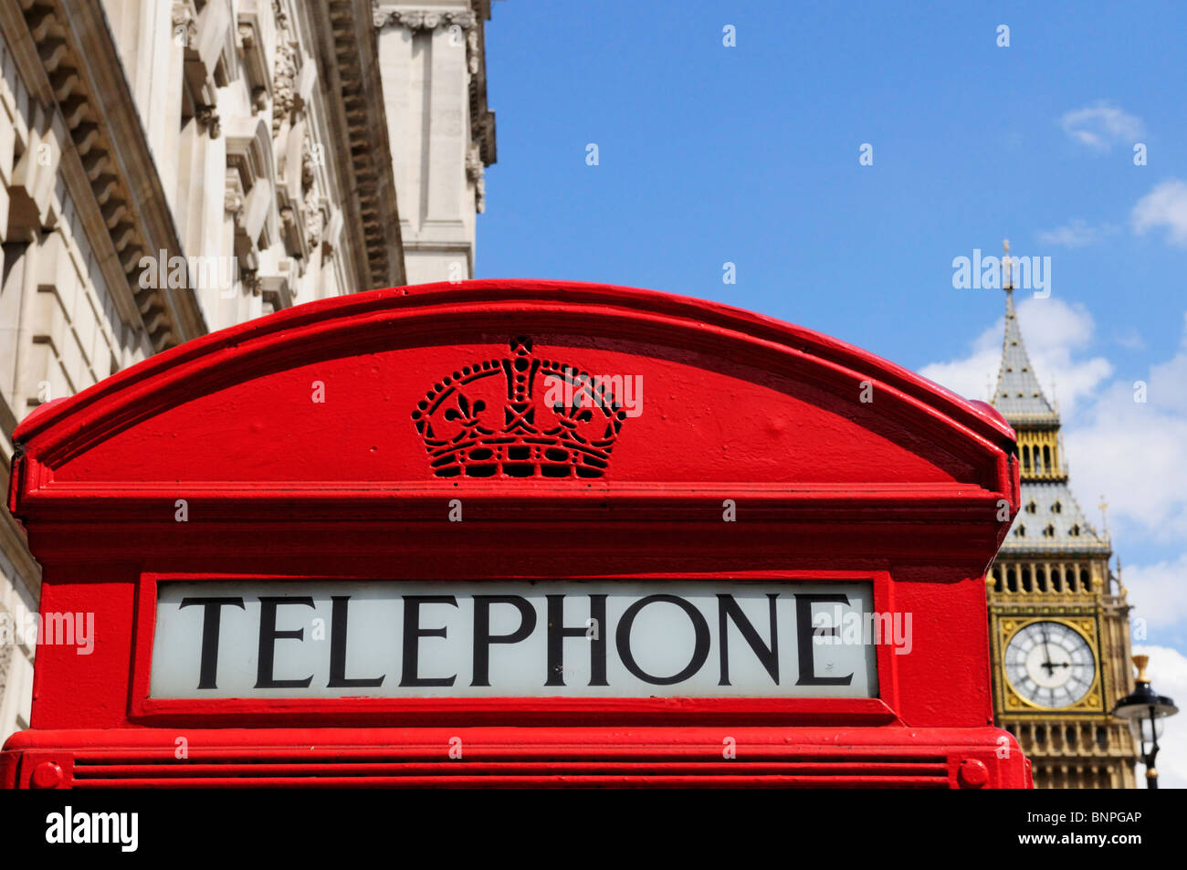 Rote Telefonzelle mit Big Ben, Parliament Square, London, England, UK Stockfoto
