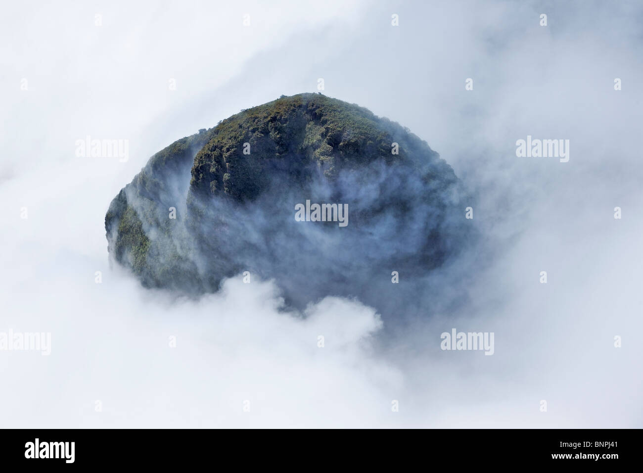 Luftaufnahme der Wolken um den Gipfel des Gebirges Sandstein in der Nähe von Mount Roraima Tepui Venezuela wirbeln Stockfoto