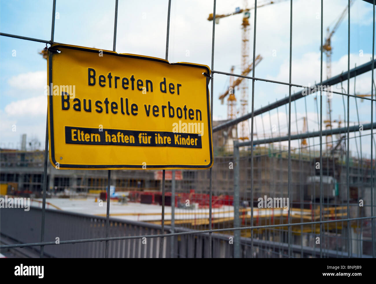 Ein Zeichen auf einer Baustelle am Tempelhofer Hafen, Berlin, Deutschland Stockfoto