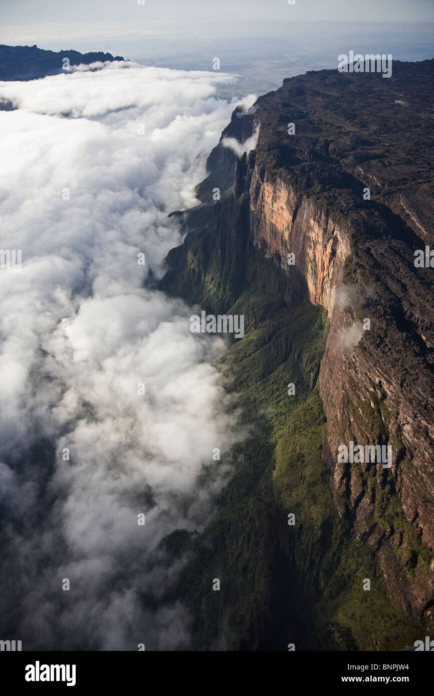 Wolken unter einem Tepui oder flache Berg gekrönt. Venezuela Stockfoto