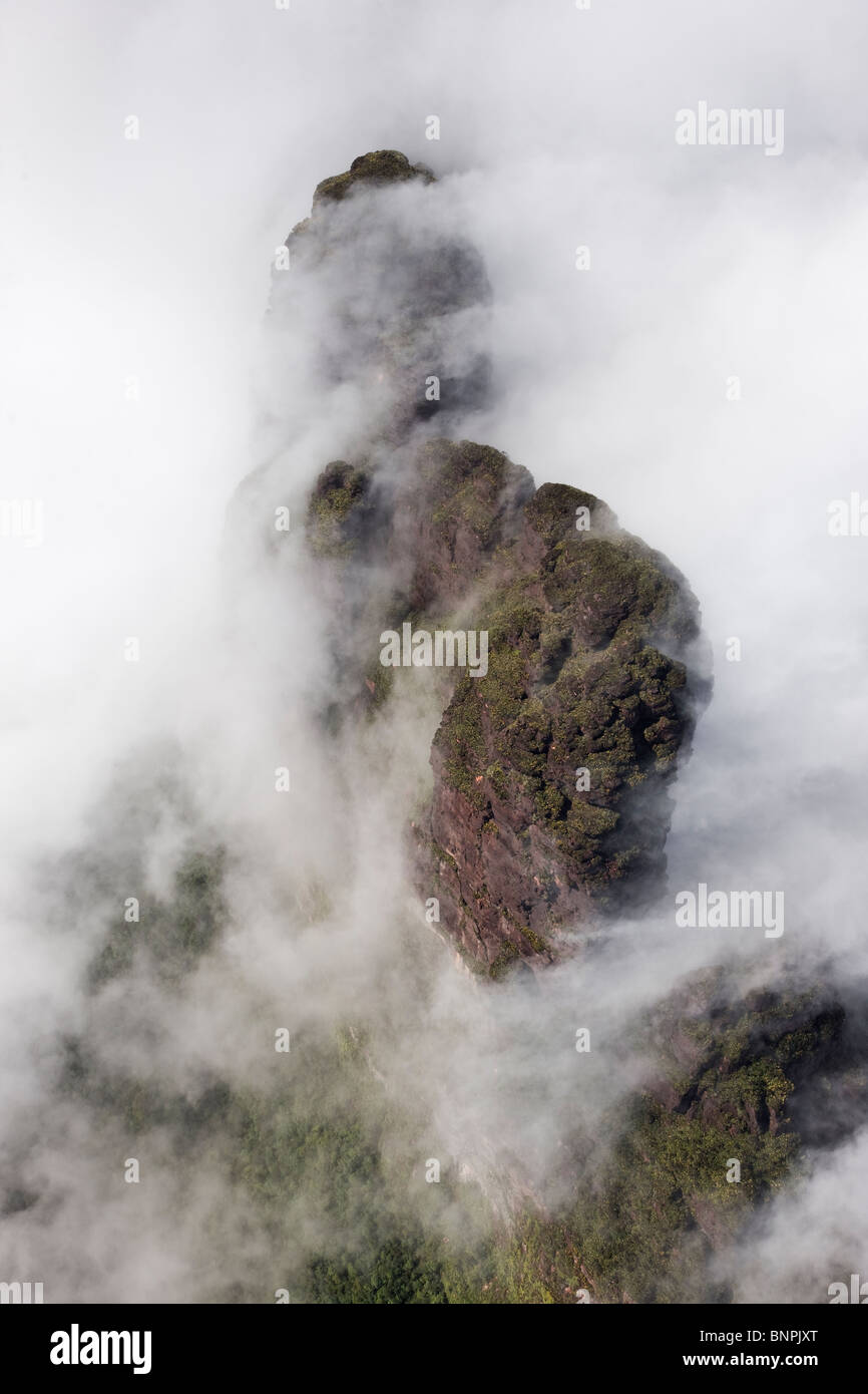 Luftaufnahme der Wolken um den Gipfel des Gebirges Sandstein in der Nähe von Mount Roraima Tepui Venezuela wirbeln Stockfoto