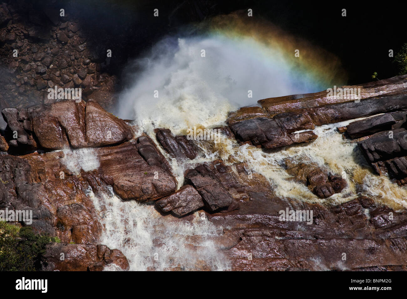 Luftaufnahme des oberen Wasserfall Kaskadierung über die Seite der Sandsteinfelsen von einem Tepui, Venezuela Stockfoto
