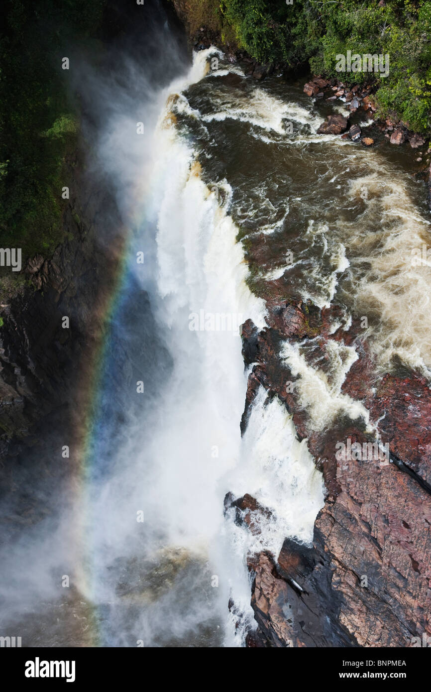 Luftaufnahme der Wasserfall Kaskadierung über die Seite der Sandsteinfelsen von einem Tepui, Venezuela Stockfoto