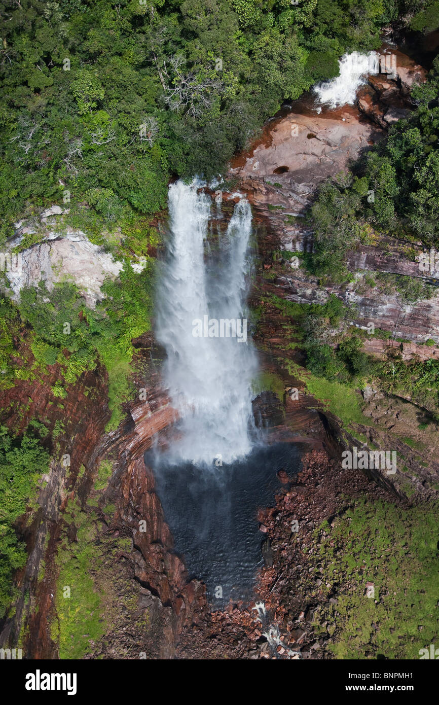 Luftaufnahme der Wasserfall Kaskadierung über die Seite der Sandsteinfelsen von einem Tepui, Venezuela Stockfoto