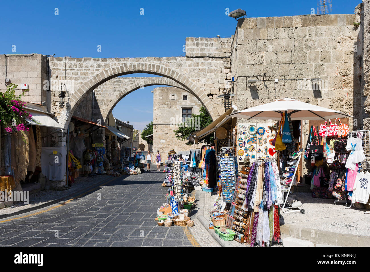 Geschäfte am Ende des Pindarou Straße in der Altstadt, Rhodes Town, Rhodos, Griechenland Stockfoto