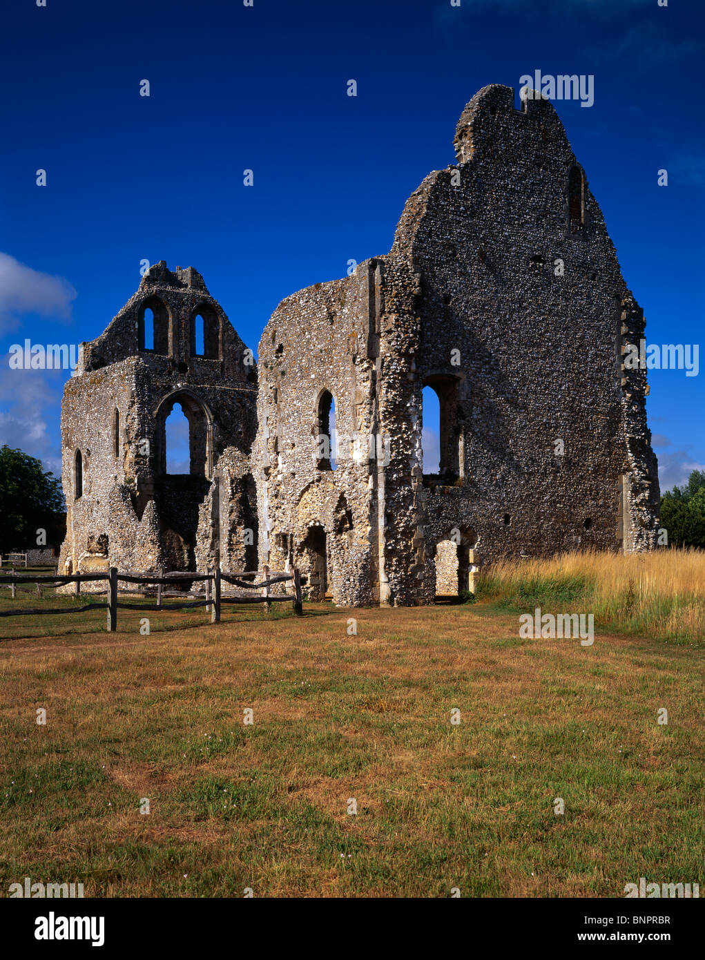 Die Ruine des Gästehauses der Skelettteile Priory, West Sussex, UK Stockfoto