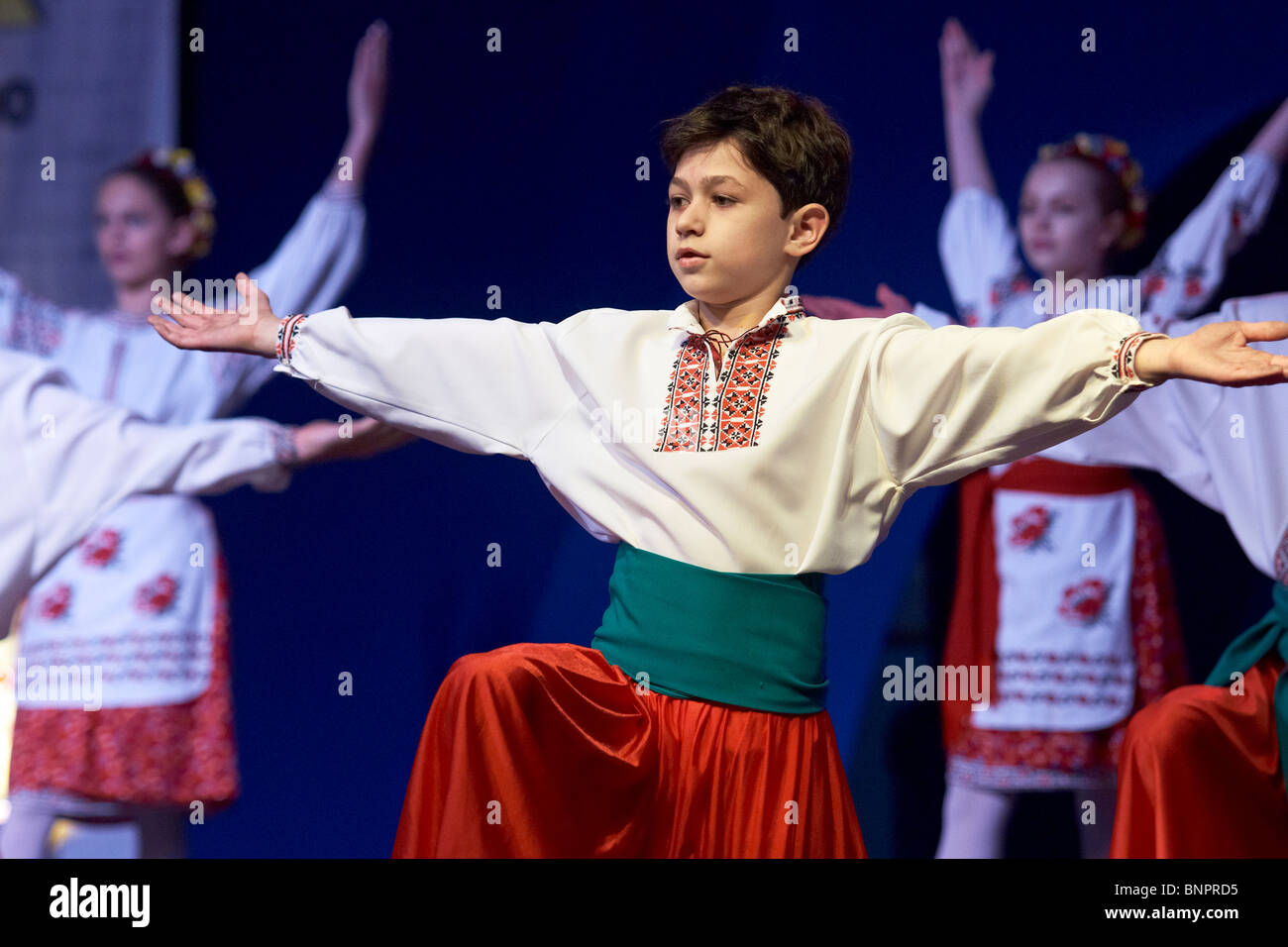 Kinder tanzen Ucranian Volkstanz Stockfoto