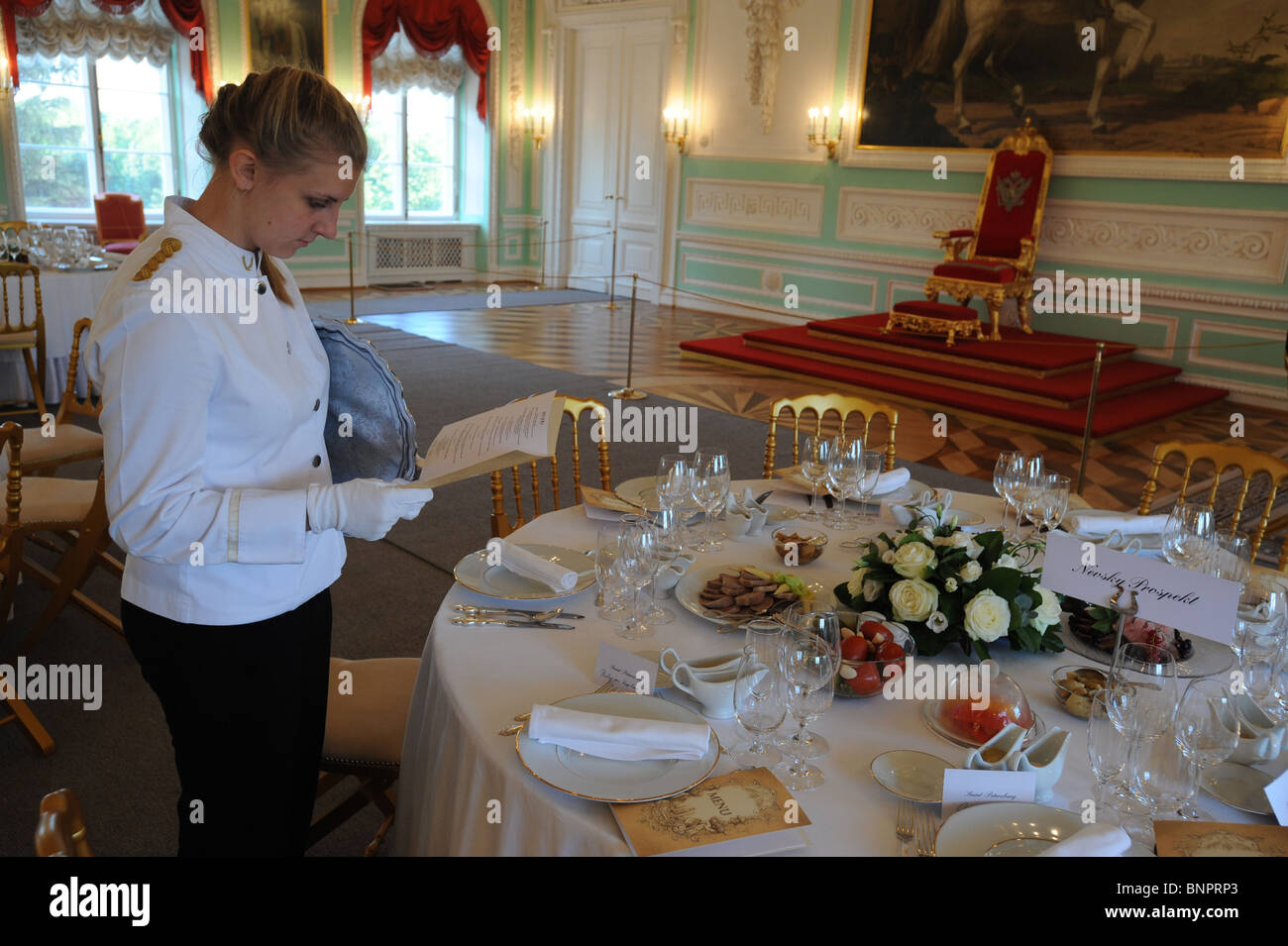 Vorbereitungen für ein Gala-Dinner im Peterhof Palace, Sankt Petersburg, Russland Stockfoto