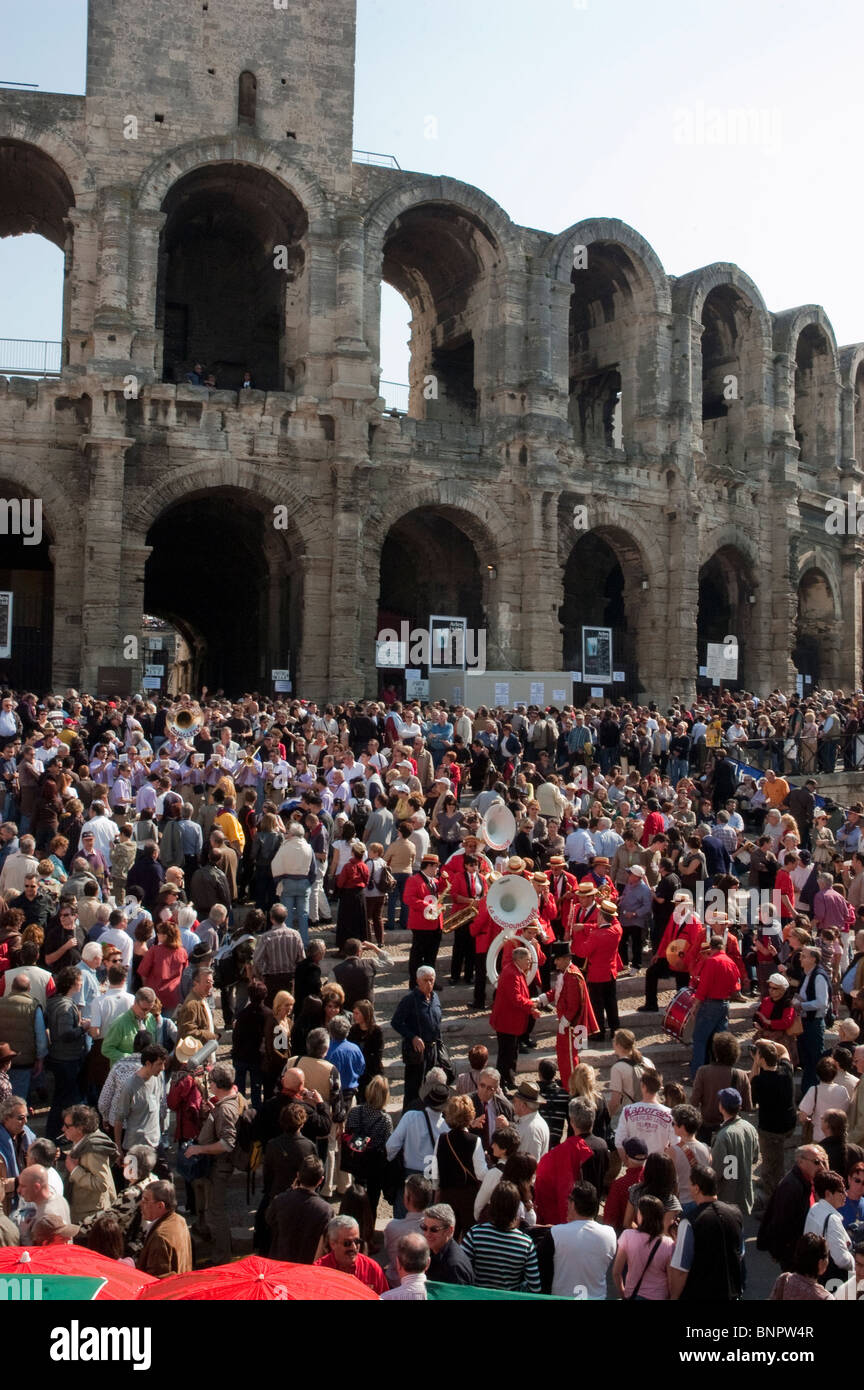 Arles, Frankreich, Stierkampf Festival, Feria, drängen sich traditionellen Musikern außen Arena Stockfoto