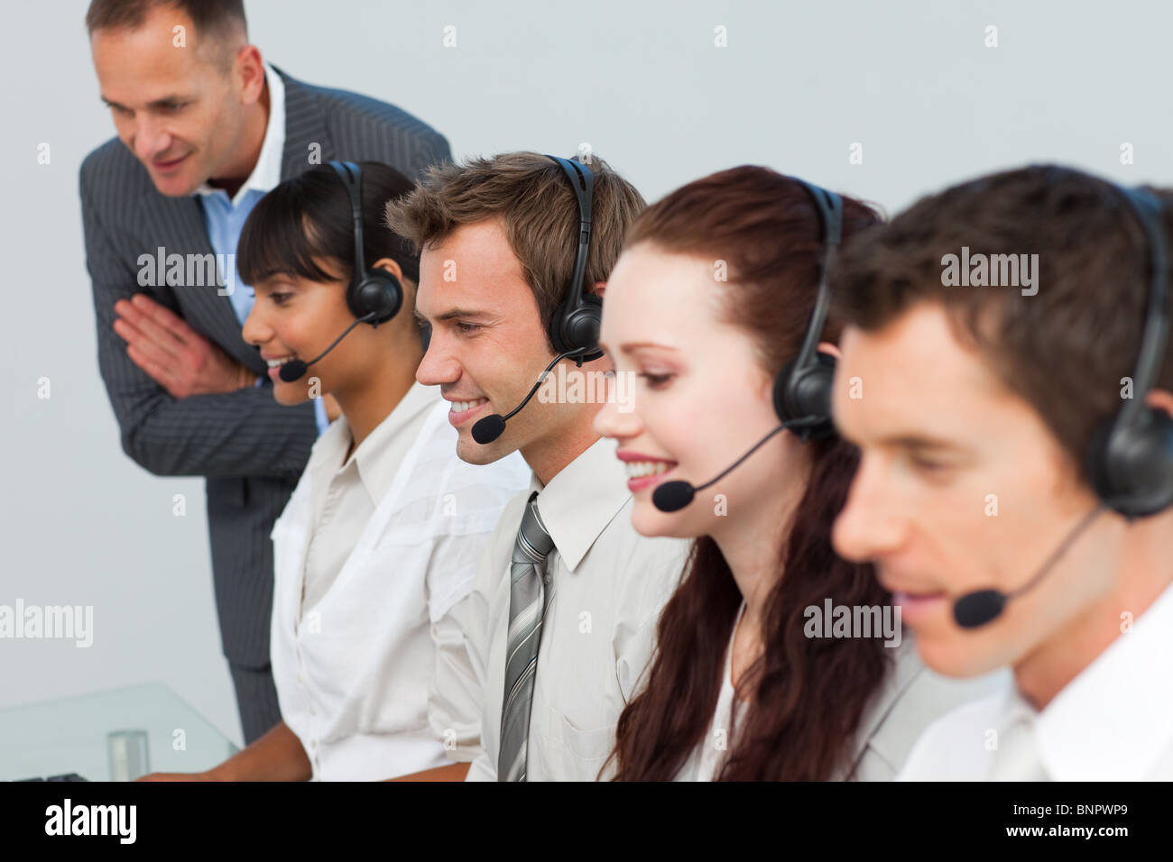 Im Gespräch mit seinem Team in einem Callcenter Manager Stockfoto