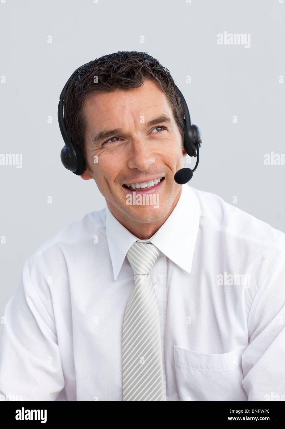 Lächelnd reifen Mann arbeitet in einem Callcenter Stockfoto