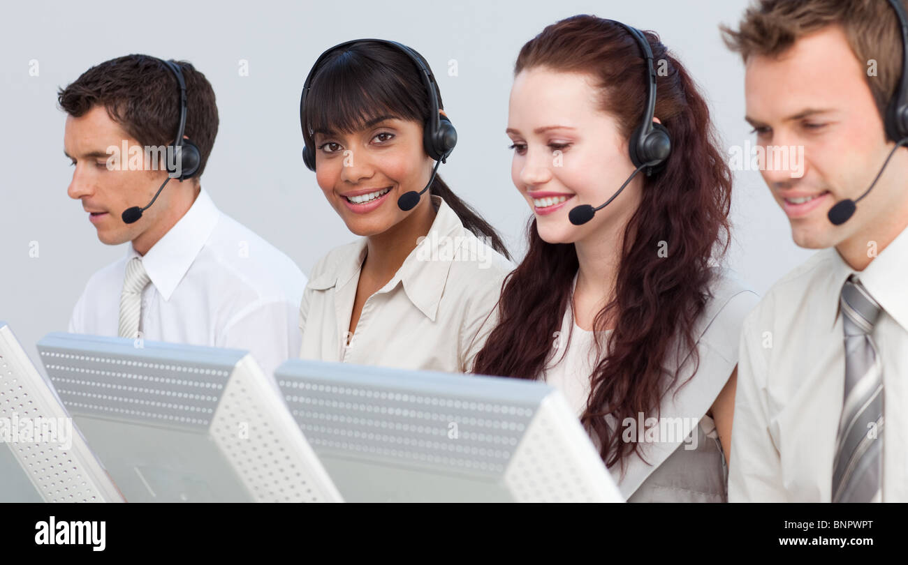 Frau mit ihrem Team in einem Callcenter arbeiten Stockfoto