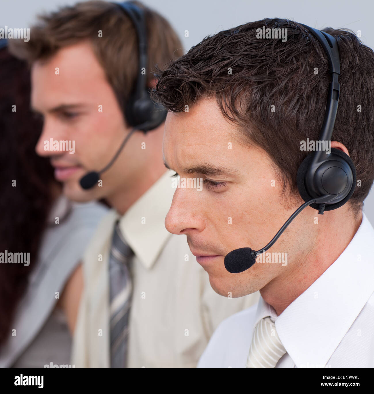 Porträt eines attraktiven Mannes arbeitet in einem Callcenter Stockfoto