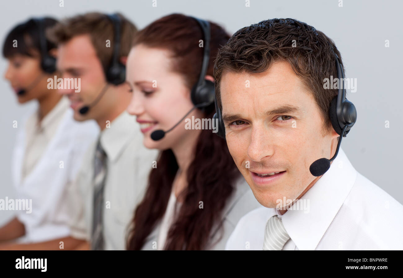 Attraktiver Mann arbeitet mit seinem Team in einem Callcenter Stockfoto
