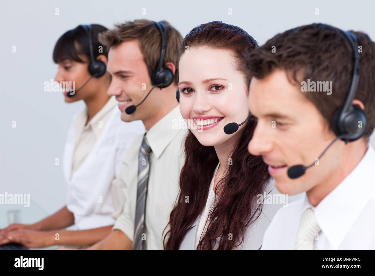 Frau mit mehreren Personen in einem Callcenter arbeiten Stockfoto