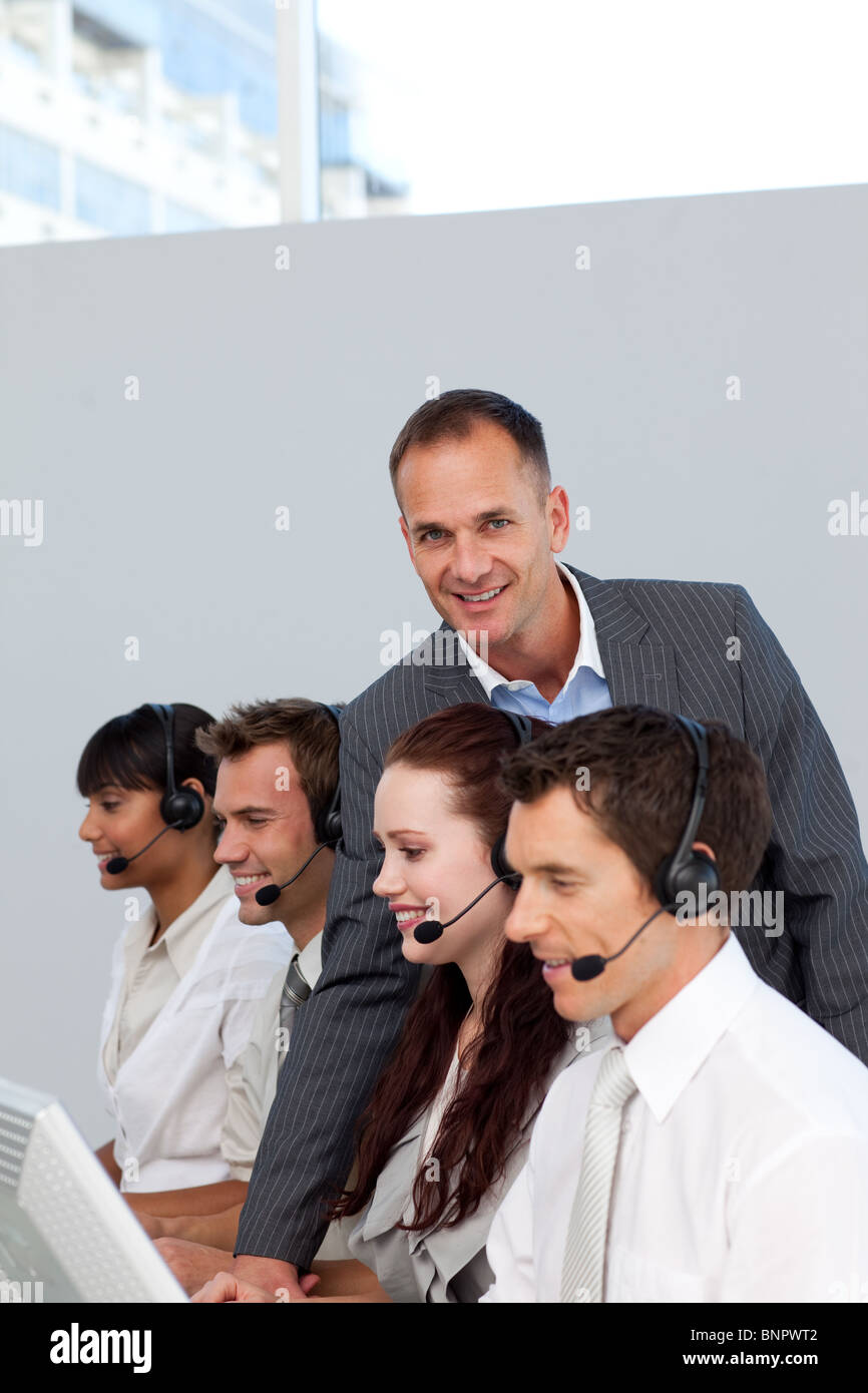 Manager arbeitet mit seinem Team in einem Callcenter Stockfoto