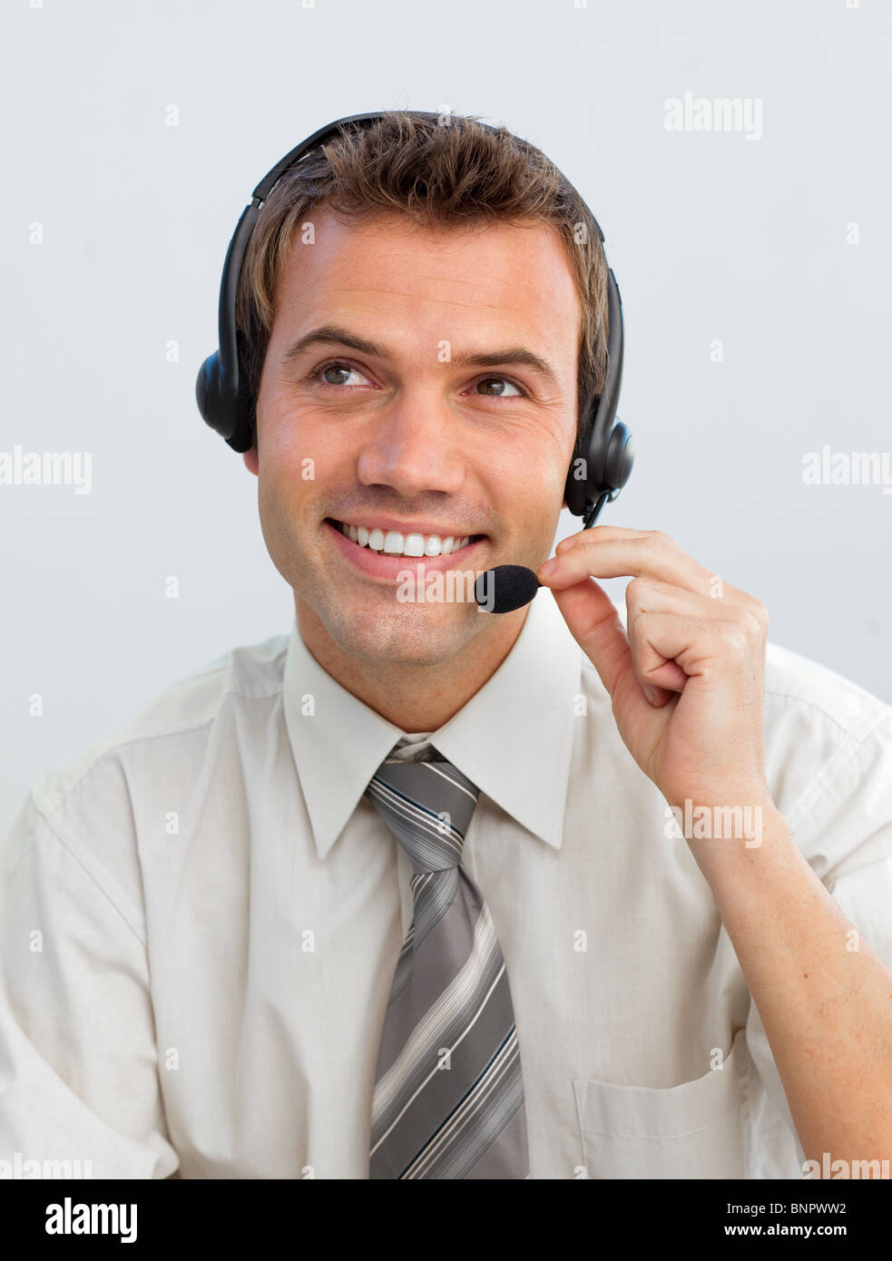 Junger Geschäftsmann arbeitet in einem Callcenter Stockfoto