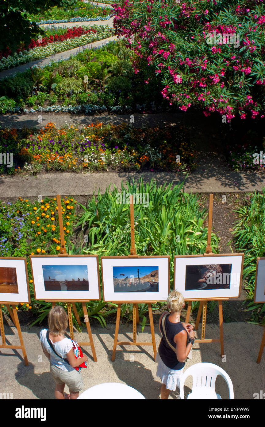 Frankreich Provence Arles Espace Van Gogh Garten, International Photo Festival zeigen im Außenbereich Stockfoto