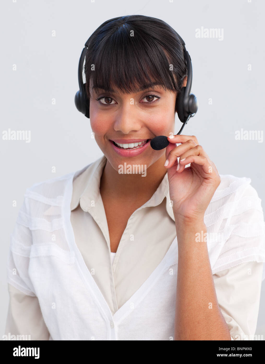 Lächelnd Geschäftsfrau arbeitet in einem Callcenter Stockfoto