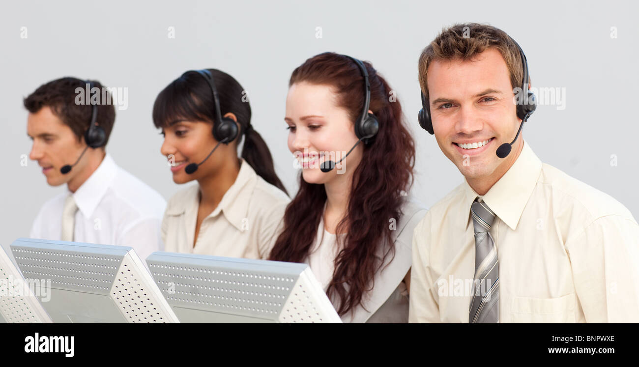 Lächelnd attraktive Geschäftsmann arbeitet in einem Callcenter Stockfoto