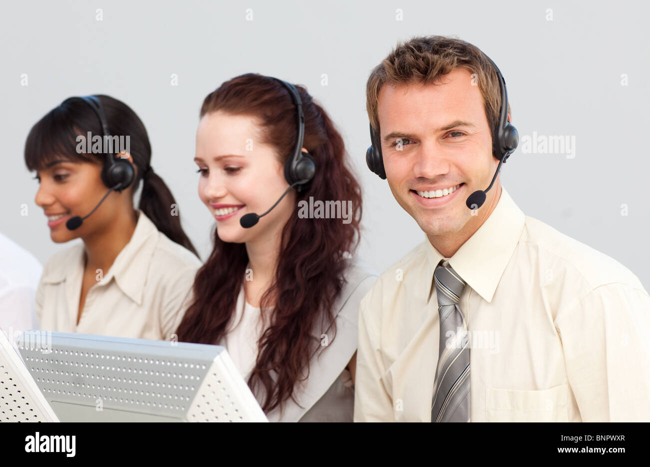 Lächelnd jungen Geschäftsmann arbeitet in einem Callcenter Stockfoto