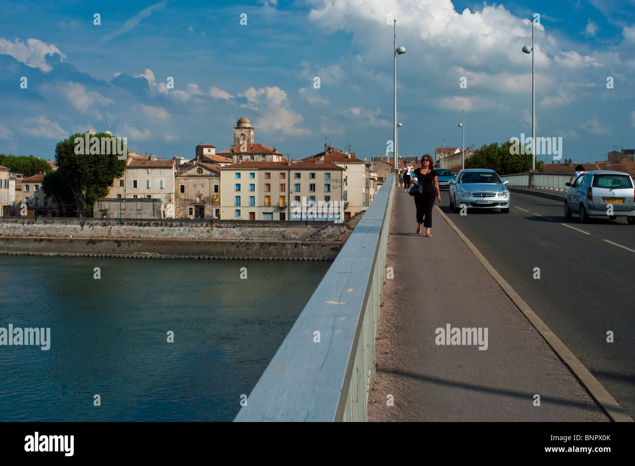 Arles, Frankreich, Stadtbild mit Menschen, Frau zu Fuß, Autos fahren, auf der Straße an der Rhone, Altstadt, Panorama Stockfoto