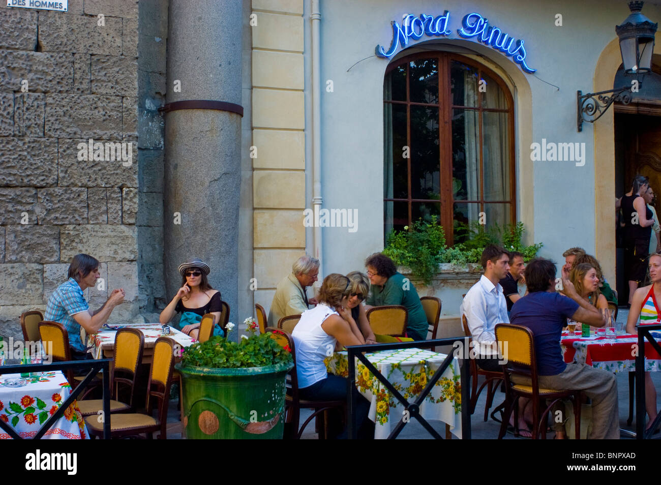 Arles, Frankreich, Personen auf der Terrasse des französischen Provincial Bistro Restaurant, gemeinsame Mahlzeiten, 'Hotel Nord Pinus » Café arles Stockfoto