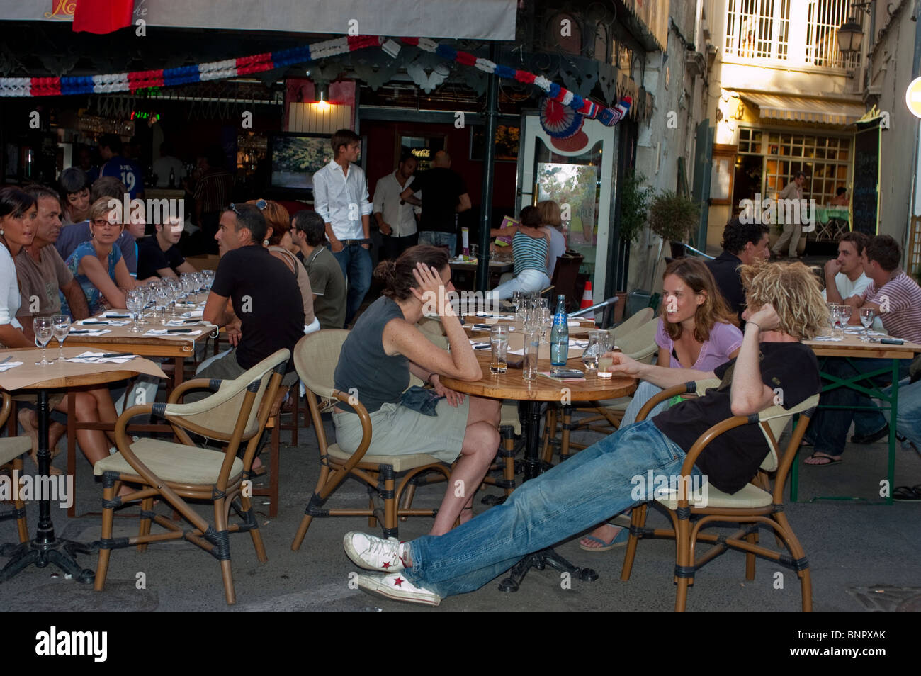 Arles, Frankreich, Menschen auf der Terrasse des French Provincial Cafe Bistro Restaurant, Getränke teilen, FRAU TRINKT DRAUSSEN IM PUB, Frauen essen, Urlaub Stockfoto