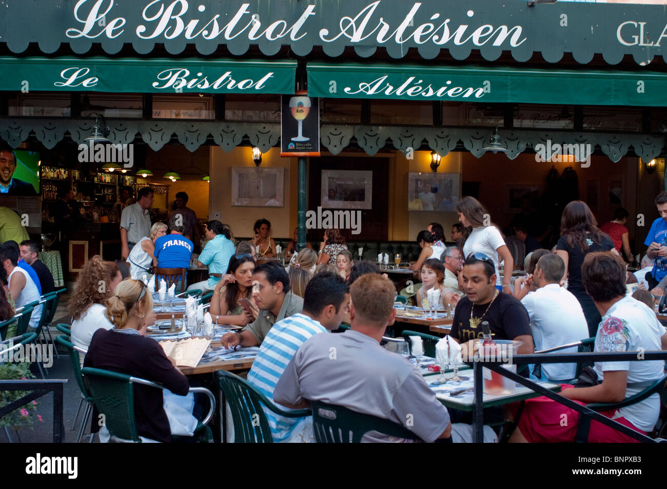 Arles, Frankreich, große Menschenmenge auf der Terrasse des französischen Provincial Bistro Restaurant, gemeinsame Mahlzeiten, 'Bistrot Arlesien' Gruppe von Freunden Junge Erwachsene im Urlaub in der Stadt überfüllten Restaurant [hinten] Tische Stockfoto