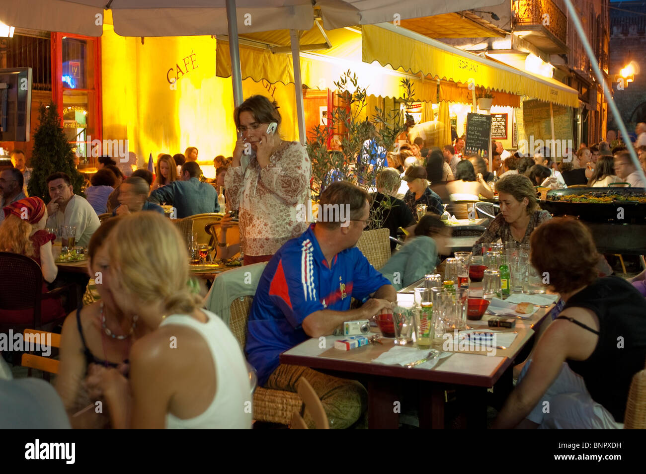 Arles, Frankreich, Menschenmenge auf der Terrasse des French Provincial Bistro Restaurants, gemeinsames Essen, überfüllte Restaurantterrasse Stockfoto