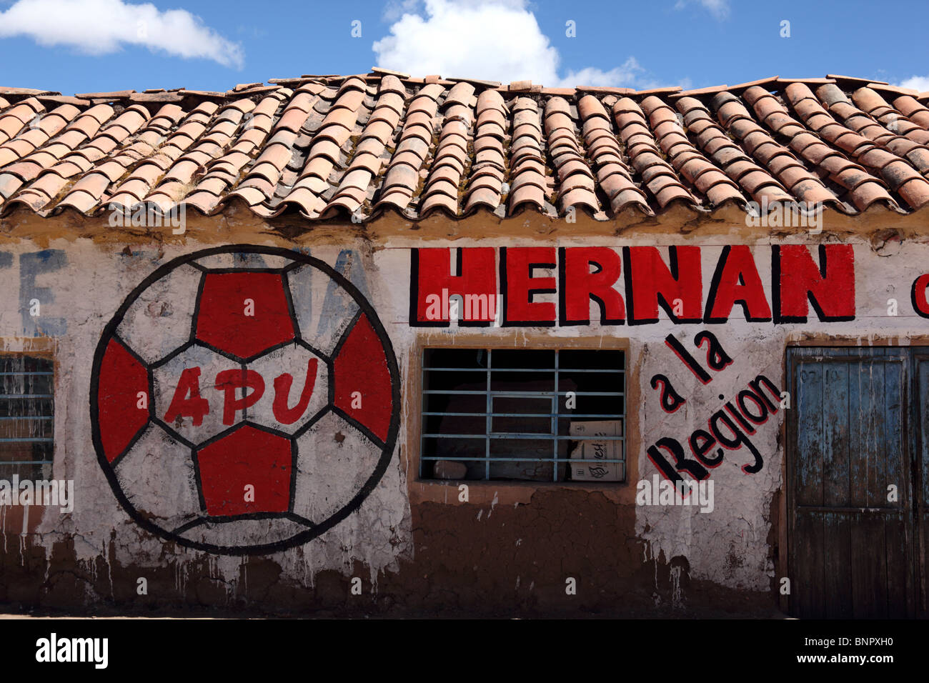 WM-Themenpropaganda für Kandidaten in bevorstehenden Kommunalwahlen auf Landsitz , Yanaoca , Cusco Region, Peru Stockfoto