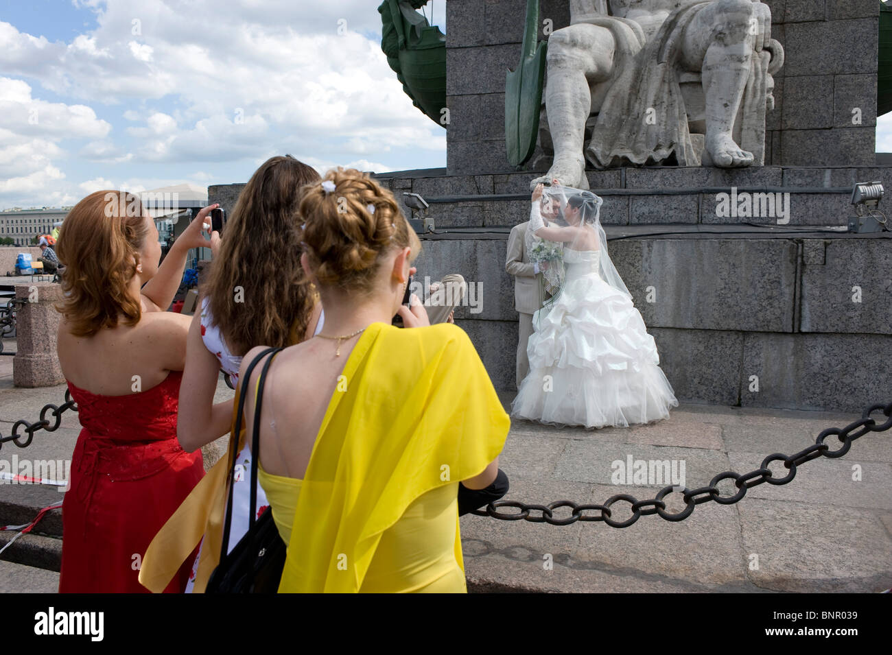 Ein Brautpaar an der Peter und Paul Fortress, Sankt Petersburg, Russland Stockfoto
