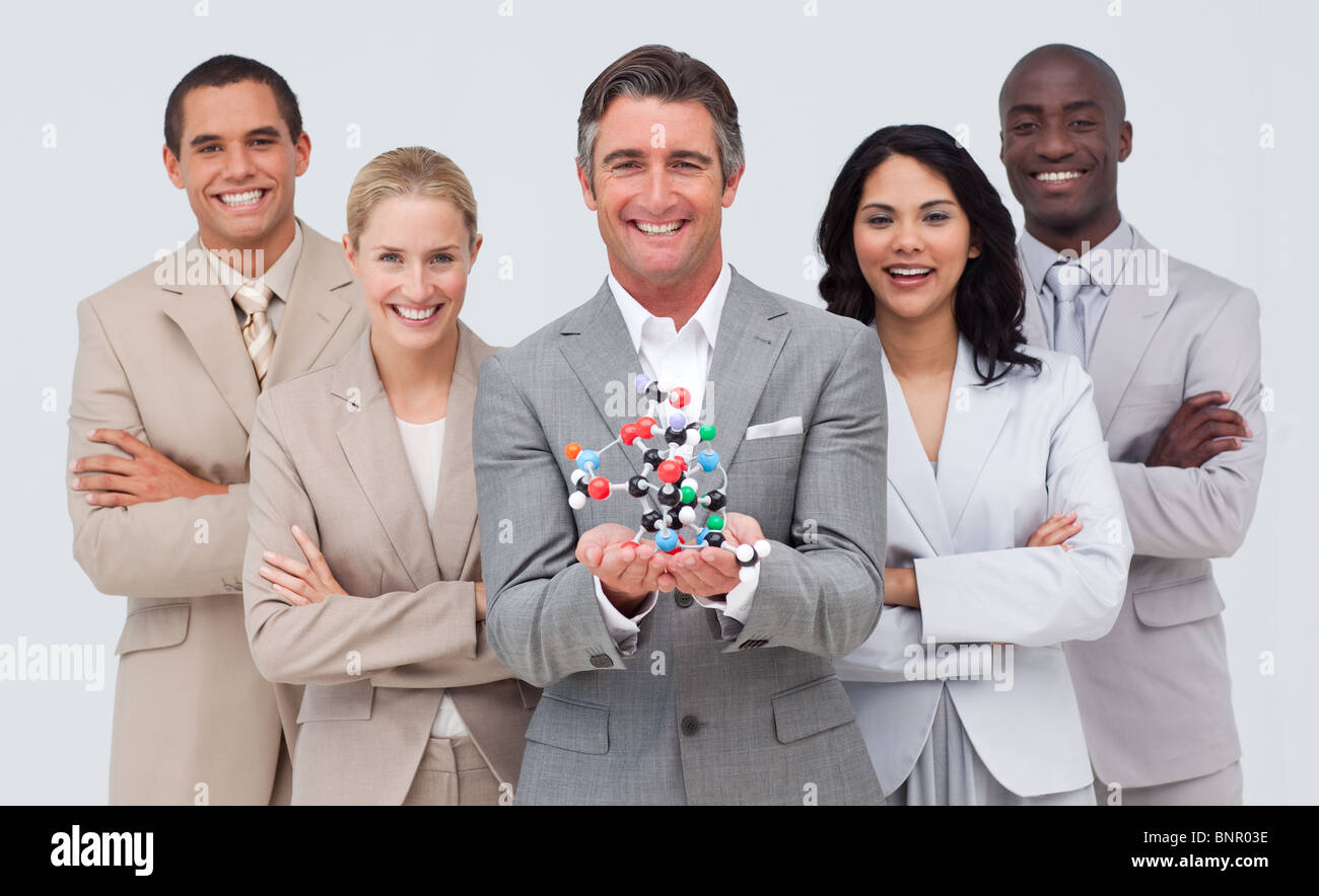 Geschäftsleute, die ein Molekül Modell. Forschung und Business-Konzept Stockfoto