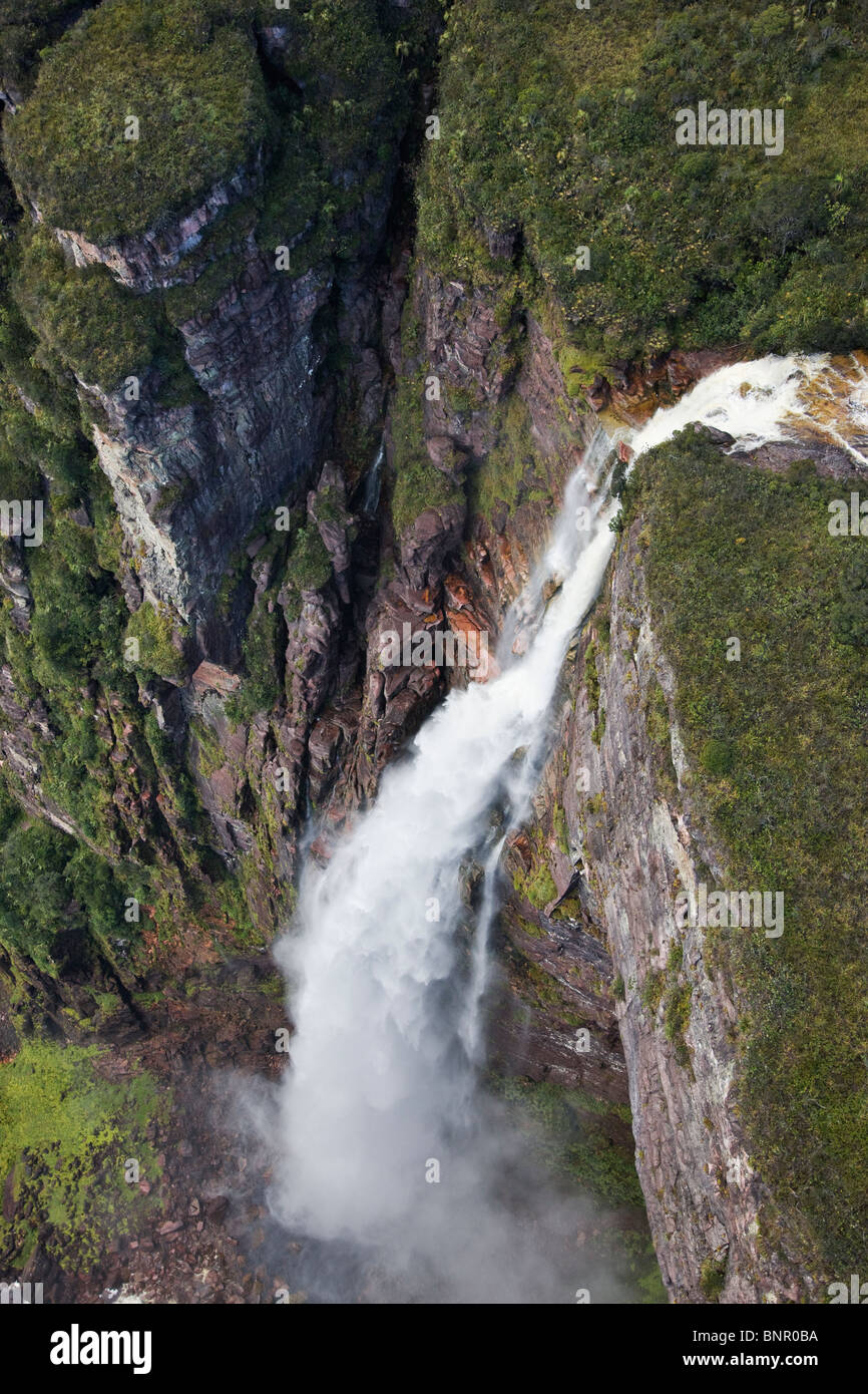 Luftaufnahme der Wasserfall Kaskadierung über die Seite der Sandsteinfelsen von einem Tepui Nationalpark Canaima Venezuela Stockfoto