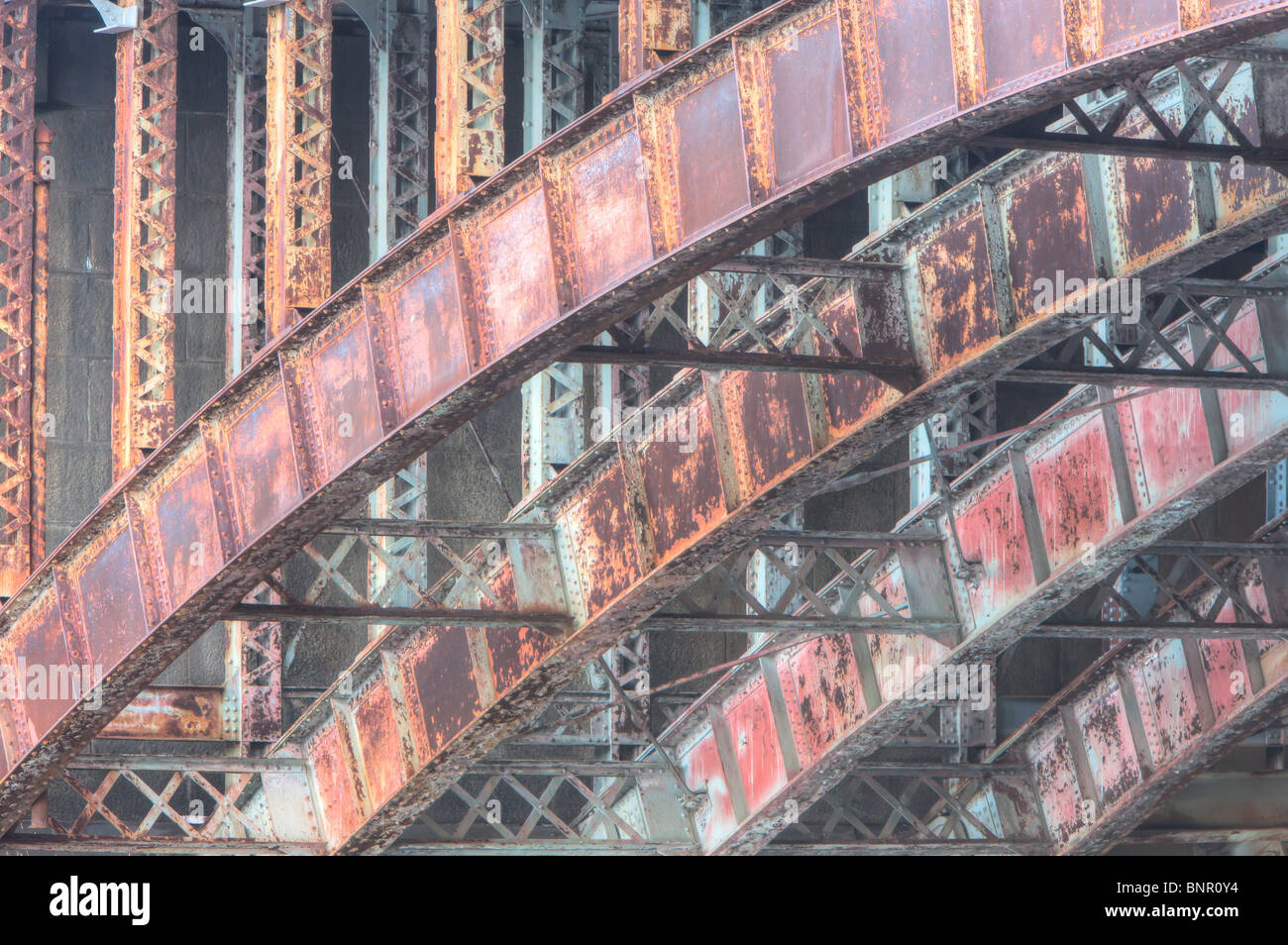 Die Stahlträger Bögen des Überbaus der Longfellow Bridge, auf dem Charles River führt von Cambridge nach Boston, Massachusetts. Stockfoto