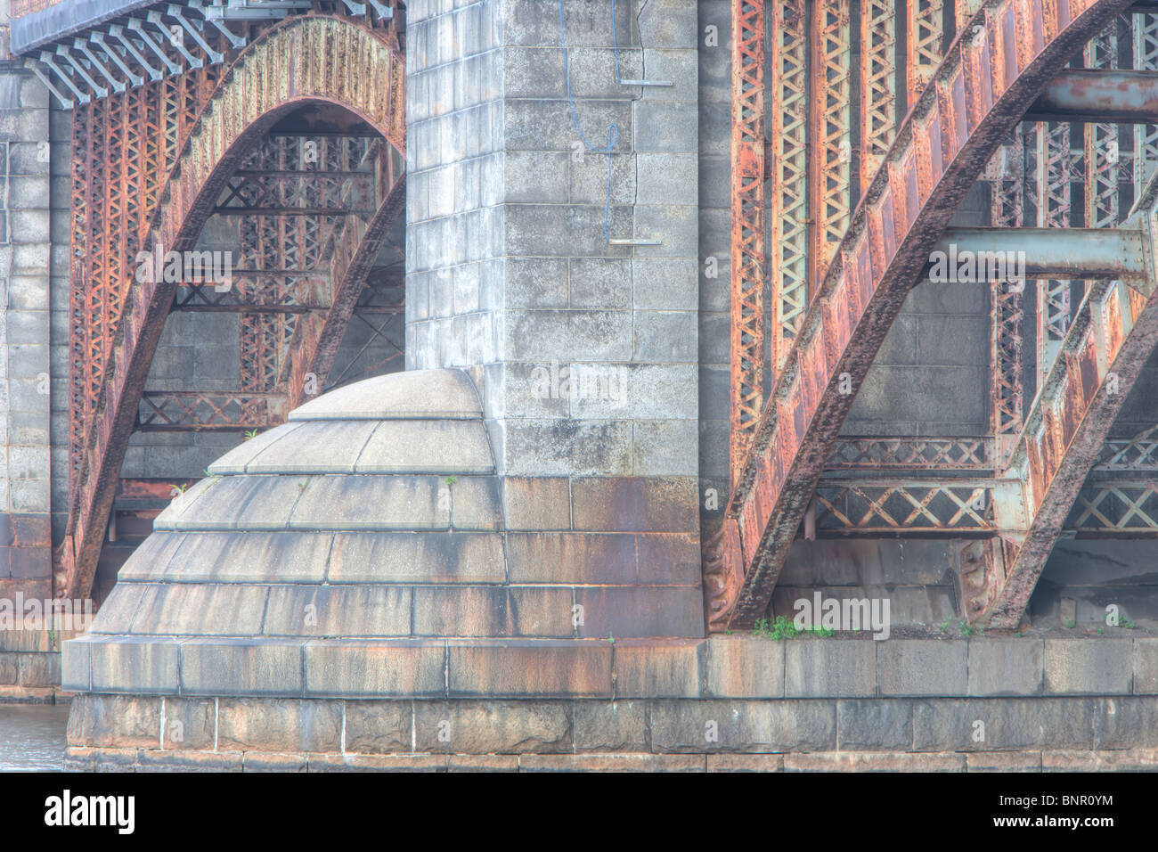 Stein und Stahl Bögen der Longfellow Bridge, auf dem Charles River, führende aus Cambridge, Boston, Massachusetts Stockfoto