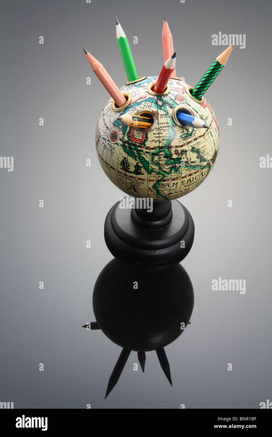 Antiker Globus Stifthalter Stockfoto
