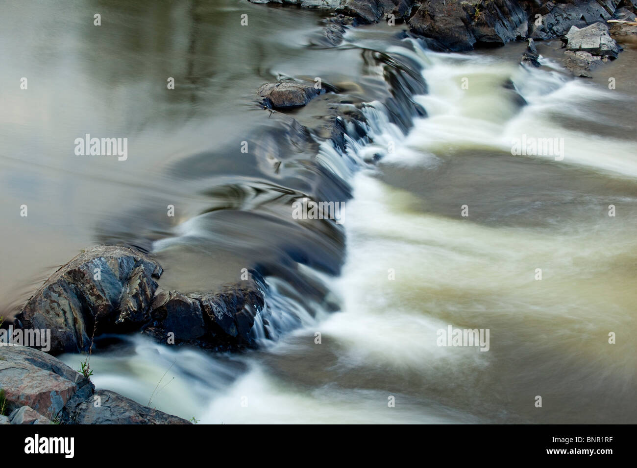 Ein kleiner Wasserfall am Vermilion River im Norden von Ontario. Stockfoto