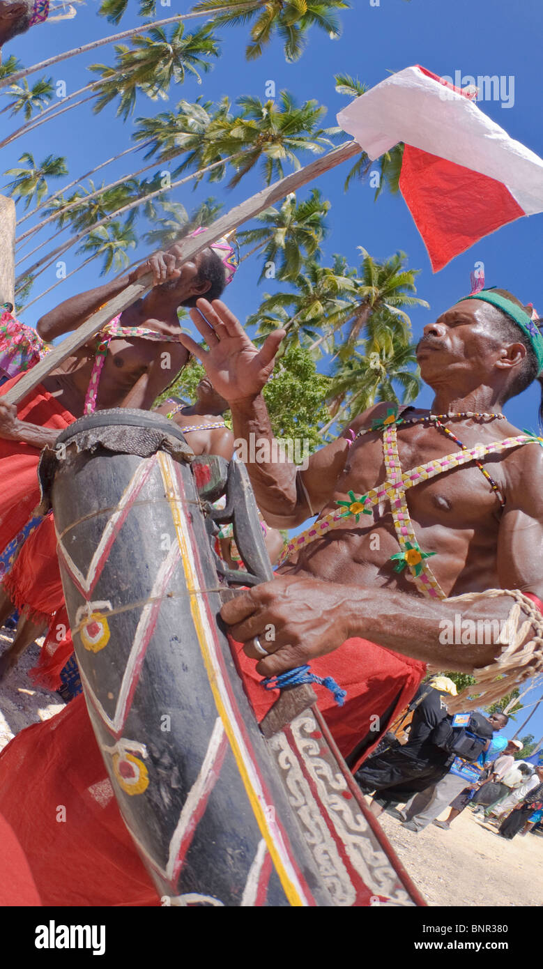Papua-Mann Trommeln auf Salawati Tanz Stockfoto