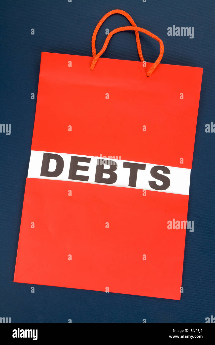 Einkaufstasche und Wort Schulden Konzept der finanziellen Schwierigkeiten Stockfoto