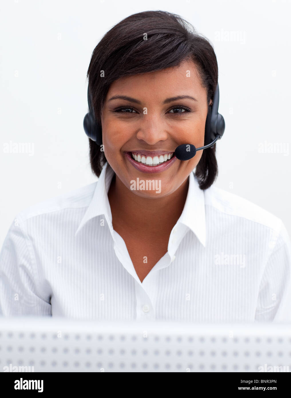 Lächelnd Geschäftsfrau mit Kopfhörer auf in einem Call-center Stockfoto