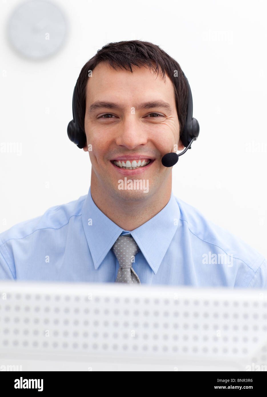 Zuversichtlich Geschäftsmann mit Kopfhörer auf in einem Callcenter Stockfoto