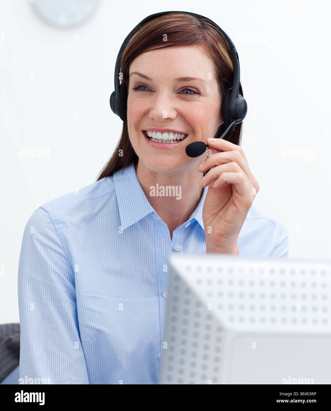 Zuversichtlich Geschäftsfrau mit Kopfhörer auf in einem Callcenter Stockfoto