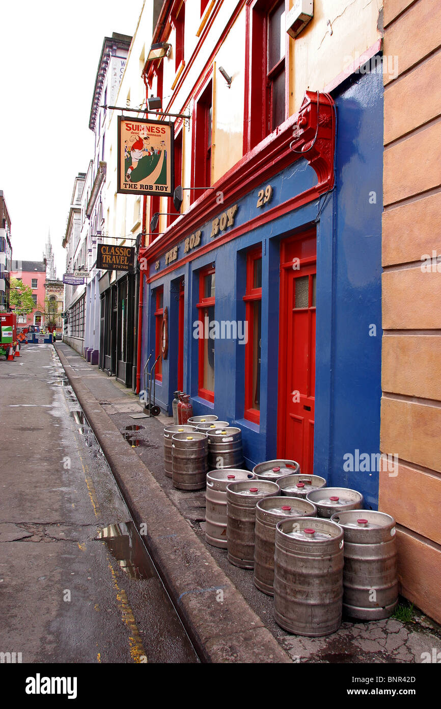 Irland, Cork, Cook Street Bierfässer vor Rob Roy bar Stockfoto