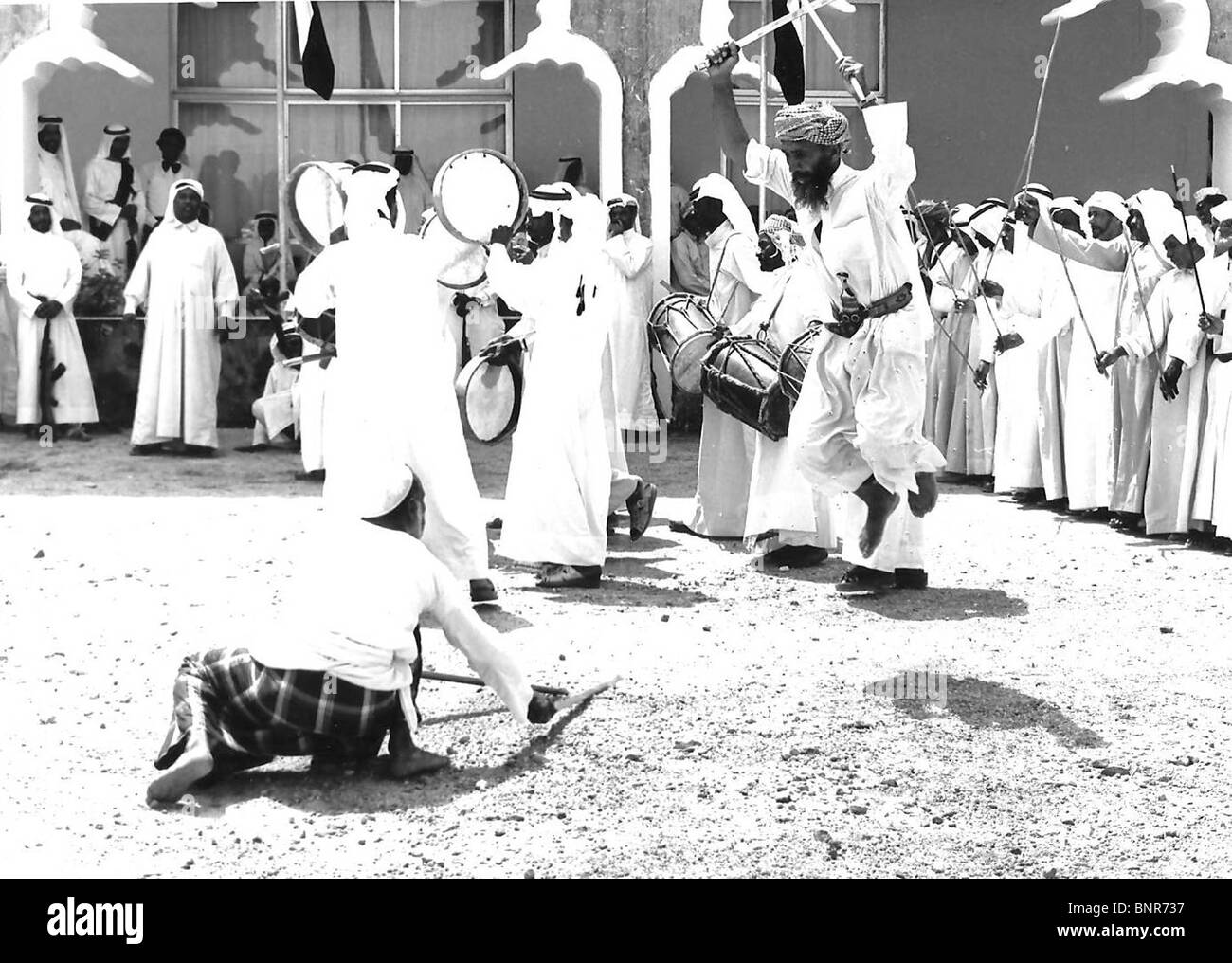 Beduinen tanzen bei der Eröffnung des Hilton Fujairah Hotels im Jahr 1978 Stockfoto